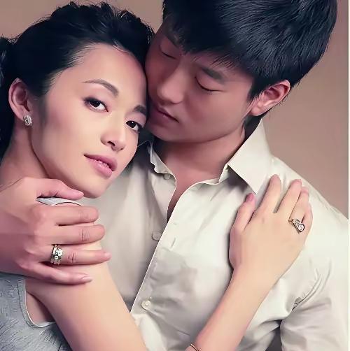 44岁的姚晨，在综艺上轻飘飘一句“我现在是单身”，炸开了锅。
算上和凌潇肃那场轰