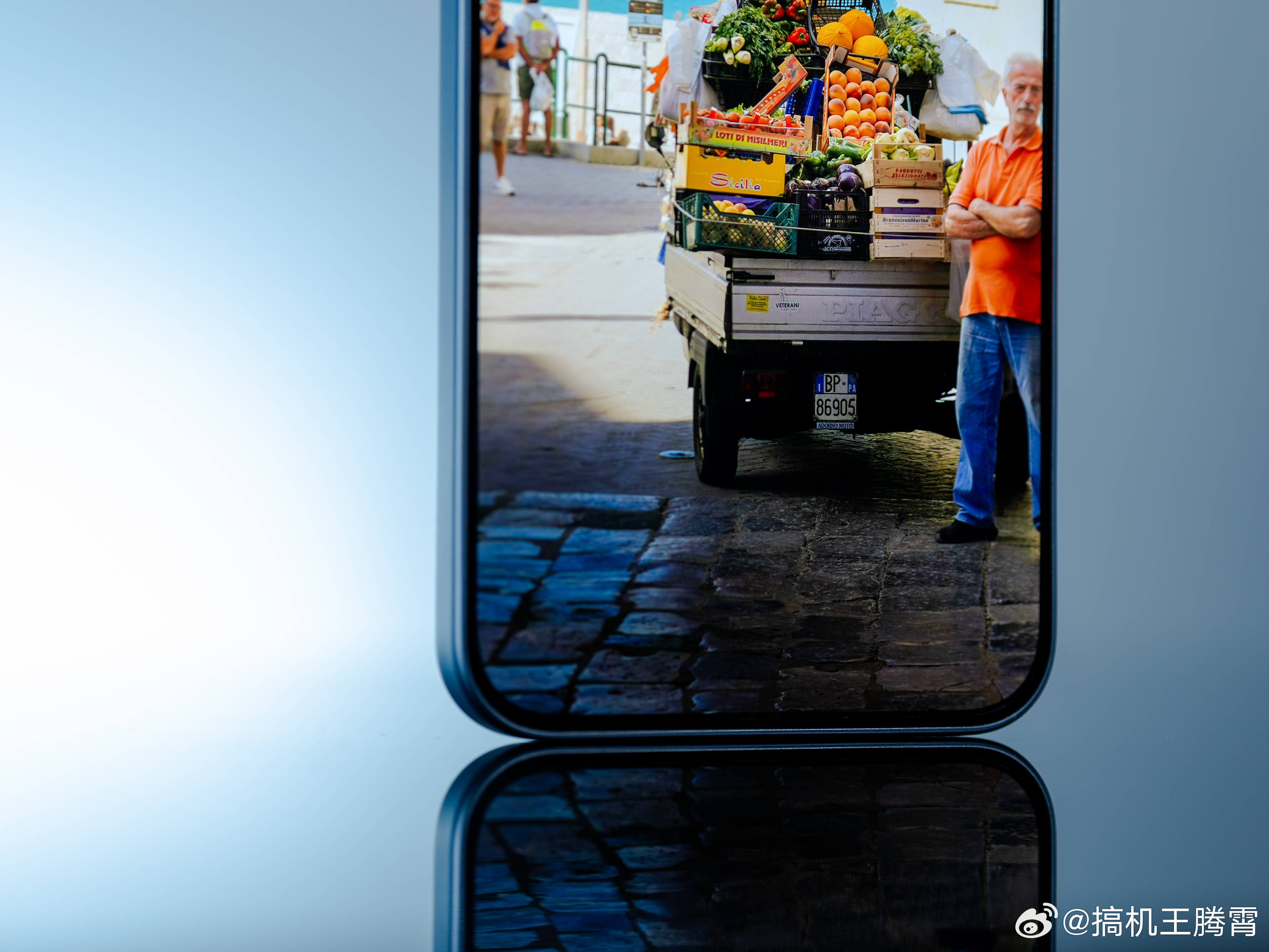 【iQOO Z11真机图赏】这就是蓝厂那台9020mAh大电池的手机，正面屏幕黑