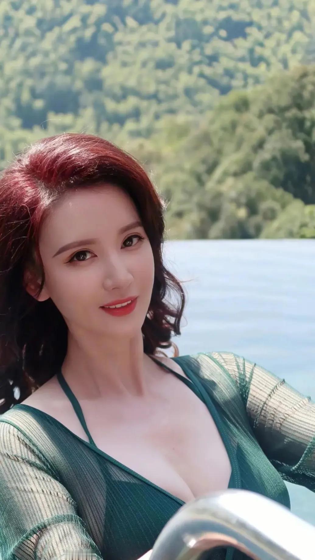 张萌，一位才华横溢的演员，不仅在演艺事业上取得了巨大的成功，还展现了她在创业领域