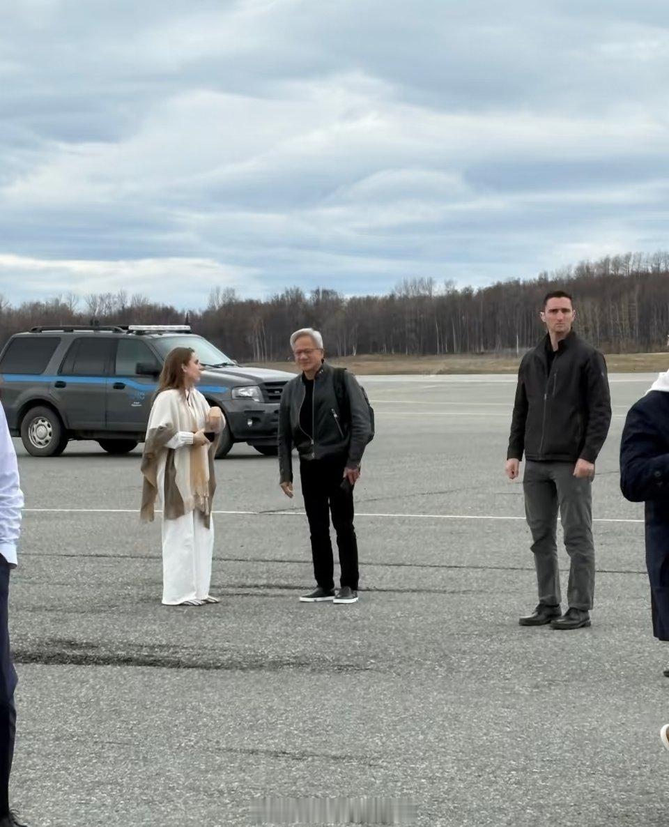 黄仁勋搭空军一号随特朗普访华 哈哈哈，这是谁给黄教主P了两个GB300  ？？？