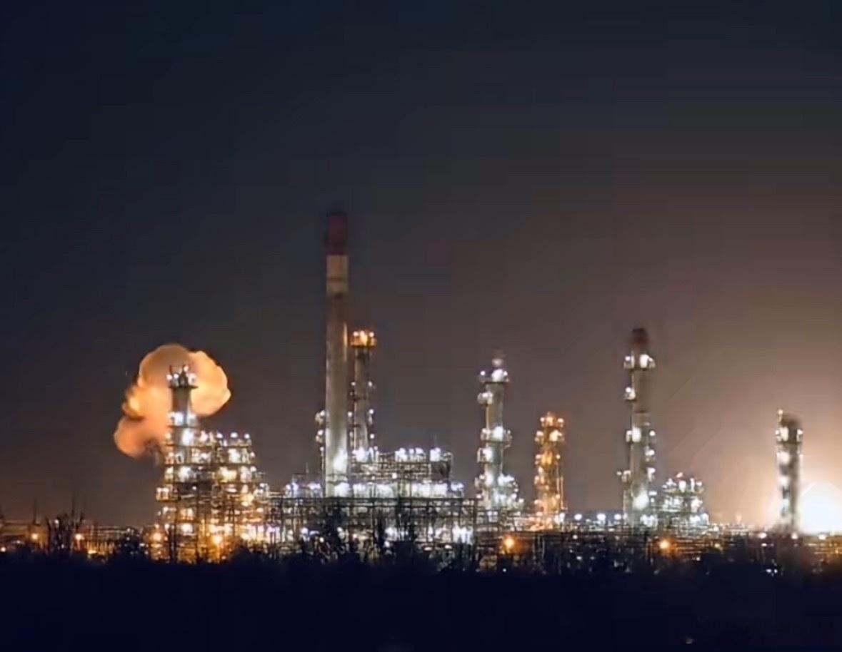 乌克兰的反击简单直白，就是摧毁俄罗斯的战争潜力，摧毁俄罗斯赖以维生的石油工业，摧