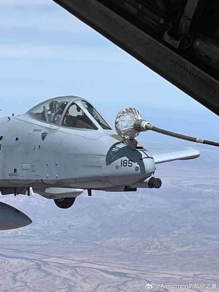 烽火问鼎计划 A-10改装锥套式空中加油系统进行测试，这下更丑了。如此改装是为了