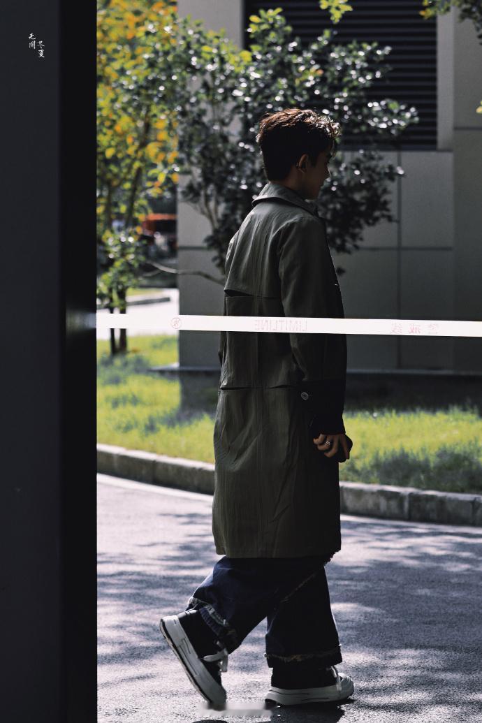 #夏之光风衣上班路透##夏之光风衣造型男友感# 夏之光以风衣造型出现在《国医少年