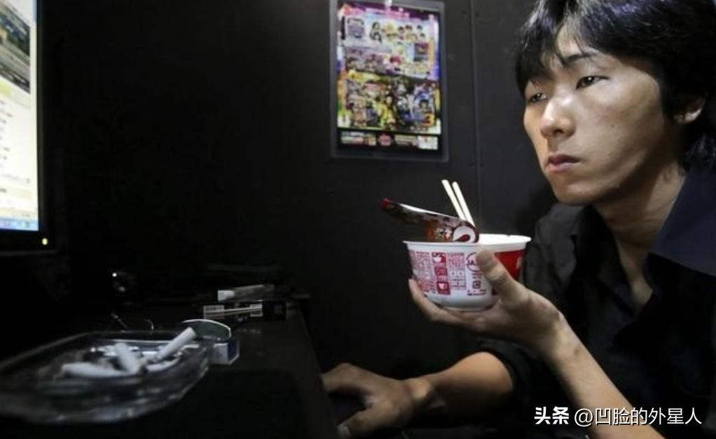 在日本东京网吧里，住着一群“难民”，他们吃着泡面，喝着免费饮料，长期蜗居在逼仄的