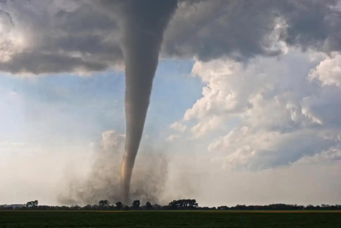 [月亮]湖北遭遇罕见强龙卷！17级狂风横穿城区，普通人掌握这些方法能保命


7