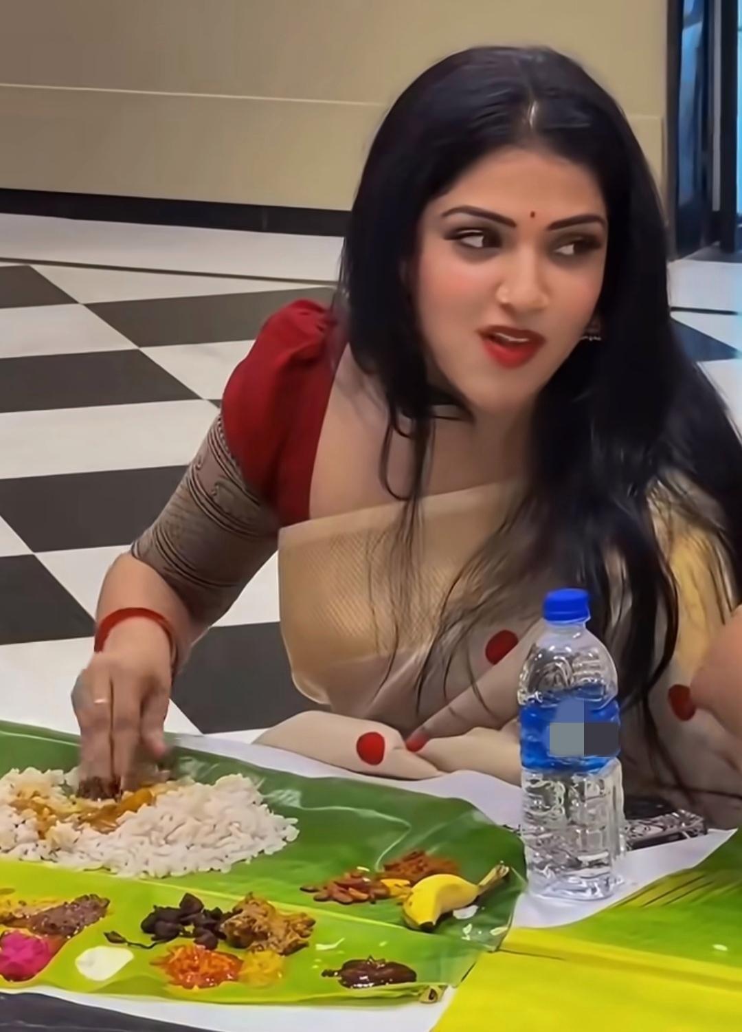 看到印度人用手抓饭吃，我以为是贫困导致的，直到看到高种姓不差钱的，也是这样进食，