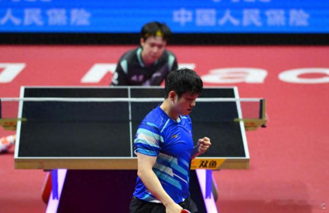 11月15日，第十五届全运会乒乓球男子单打半决赛拉开大幕。在率先结束的一场比赛中