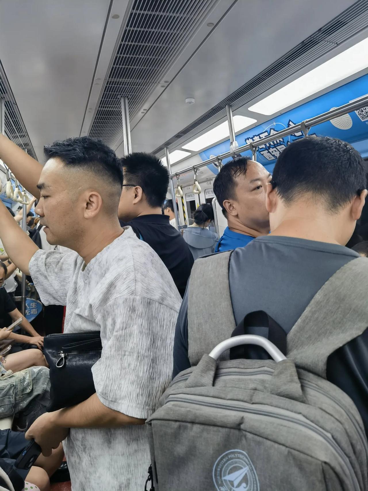 繁忙而快捷西安地铁二号线，真是太给力了！承担着西安南北中轴线客流运输大通道任务，