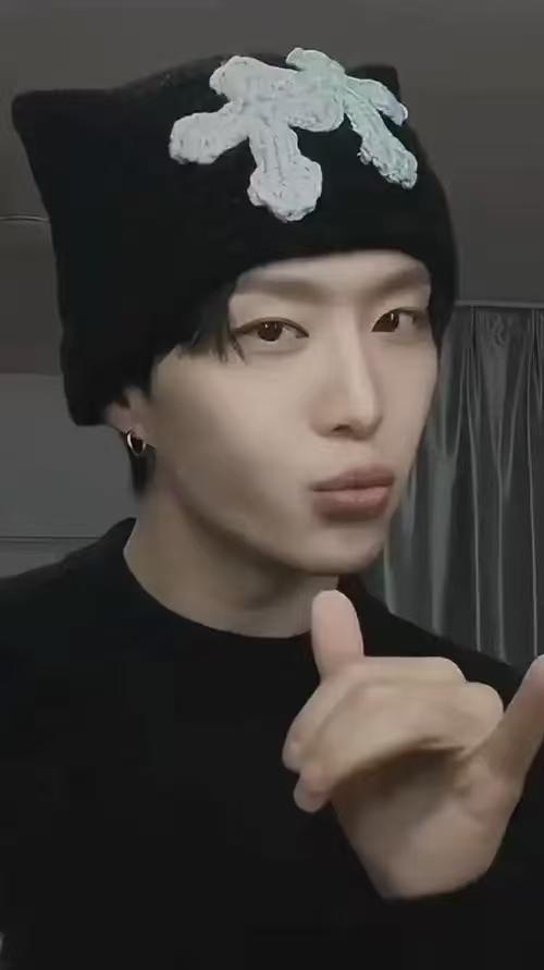 邓超春晚后台打扑克减压，深情合唱后点名期待范丞丞手指舞

2026年央视春晚的舞