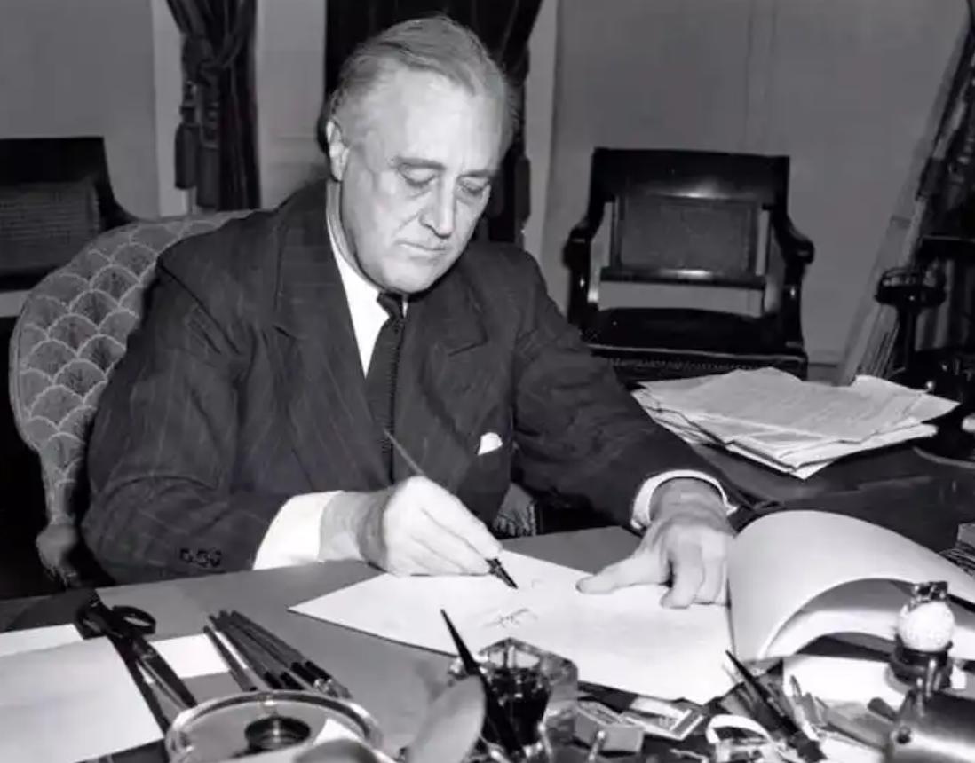 特朗普将比肩罗斯福。

外网传闻，特朗普中风就医。甚至有言论称，已经危及到生命了