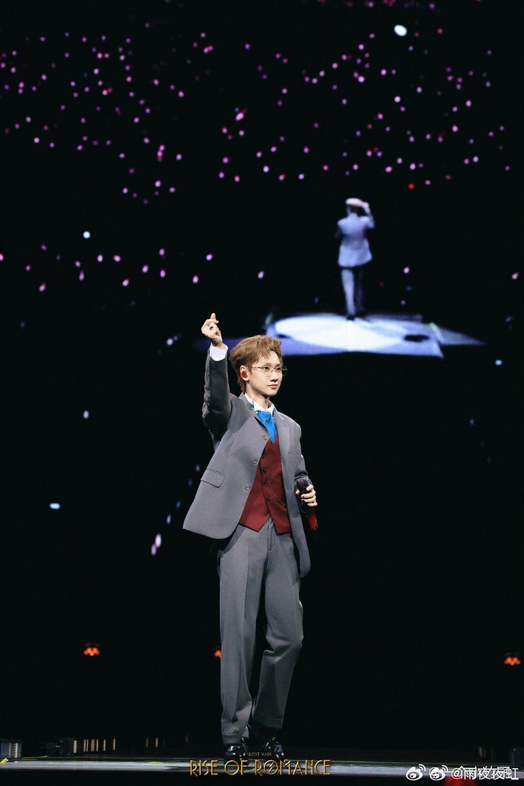 汪苏泷唱着唱着就开始比赞深情开唱一秒破功，正准备被甜到，结果是提词器挡眼睛。一边