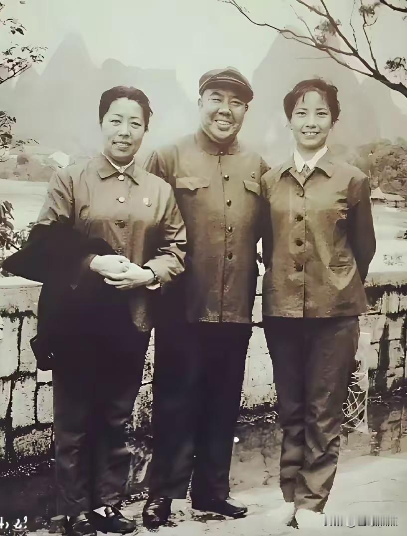 70年代，3位京剧名家，2出火爆现代京剧

在这张发黄的老照片里，定格着著名京剧