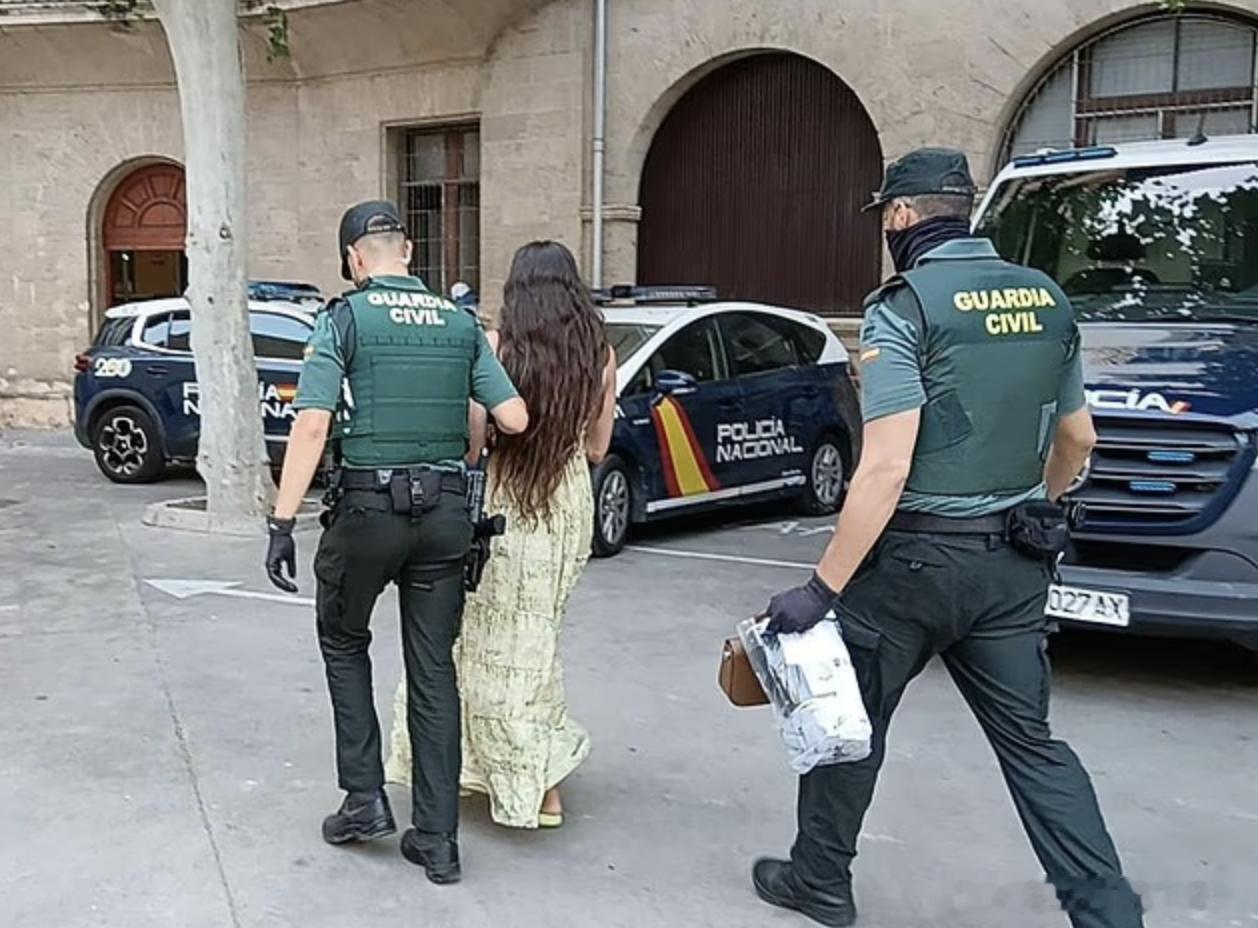 爱尔兰一38岁已婚女子，和丈夫前往西班牙马略卡岛度假。她老公在酒店休息，她就去楼