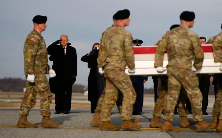 特朗普空军基地内亲迎海外阵亡士兵灵柩

美军多佛空军基地，特朗普总统、国防部长皮