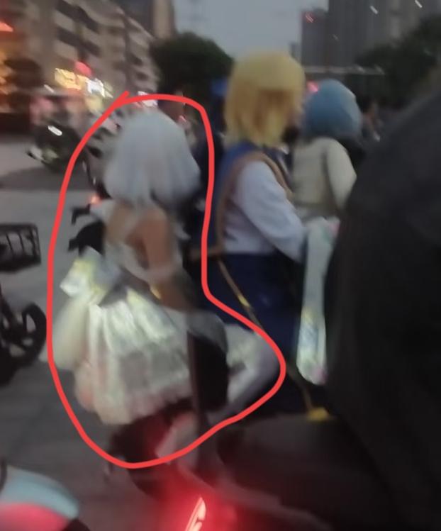 现在的孩子们怎么这样打扮了吗？这是今天在一十字路口等红绿灯看到的情景，两辆电动车