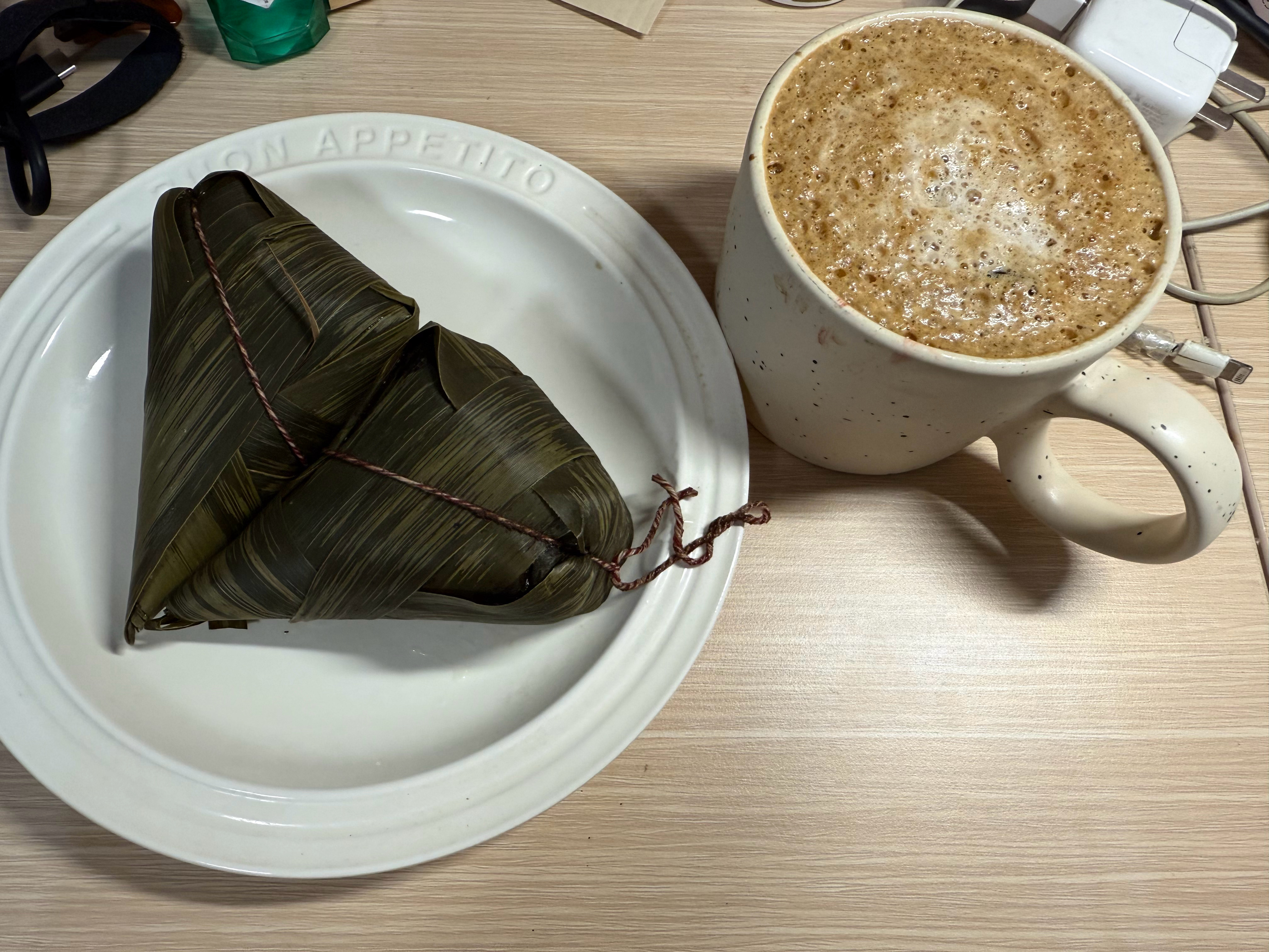 大中午急头白脸的吃俩粽子 