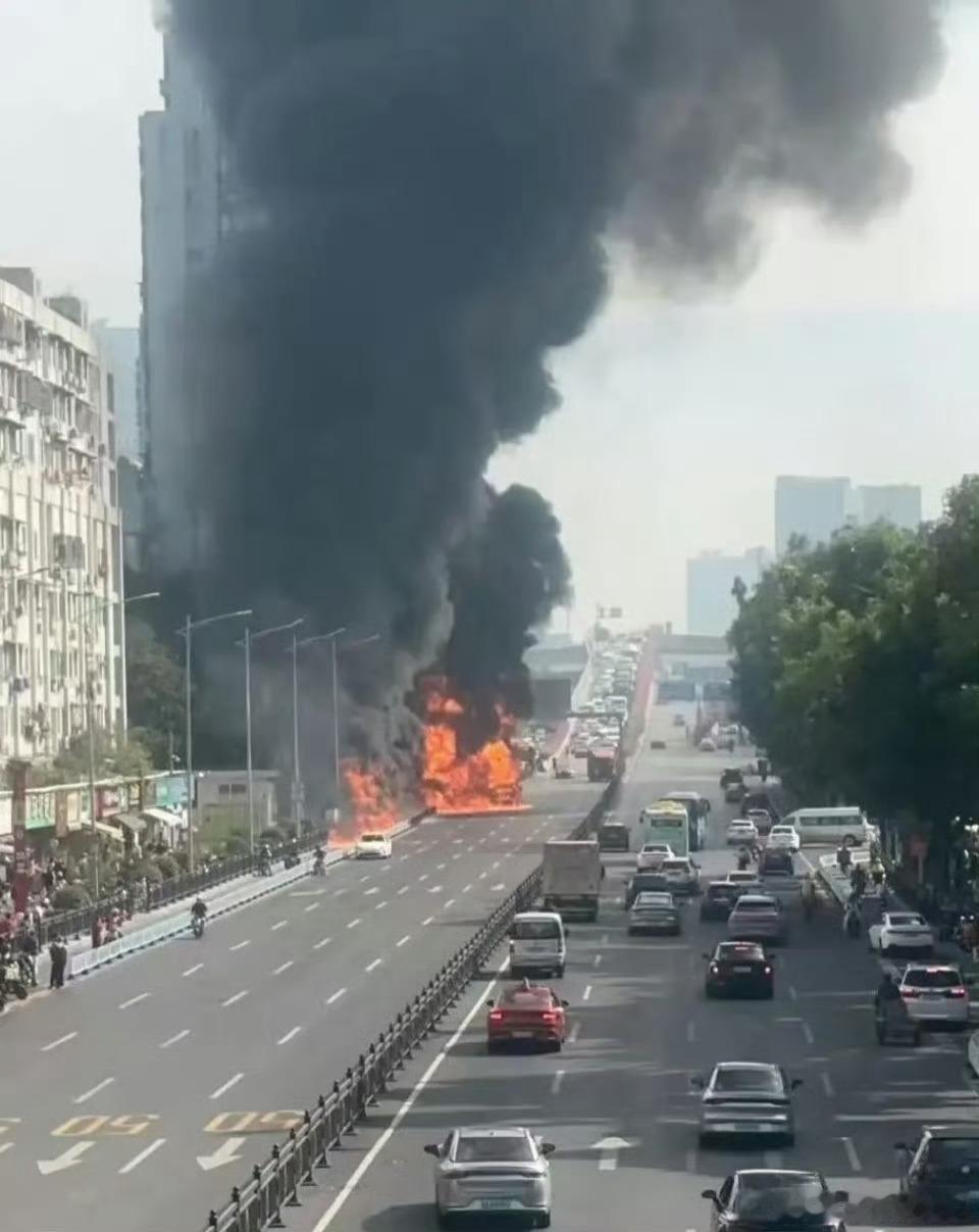 地铁跟着躺枪。官方通报广州沙园地铁站附近突发火情