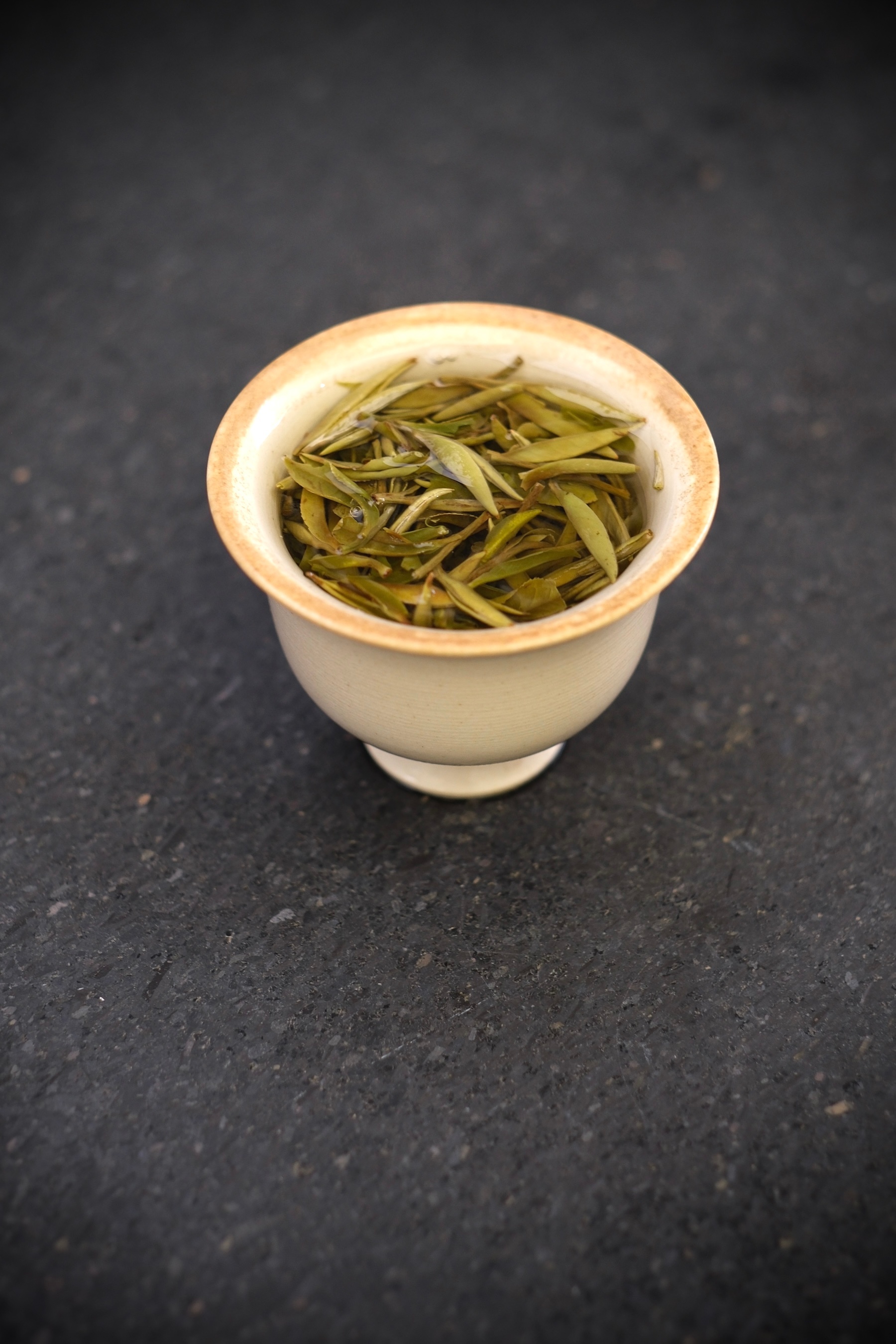 不去强求一杯茶有多好喝，就像不再强求谁一定要懂我。顺其自然，反而更自在一点。 福