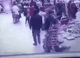 这画面精彩呈现了偷盗团伙密切的配合作案过程，看他们配合的如此熟练，说明这样的事情