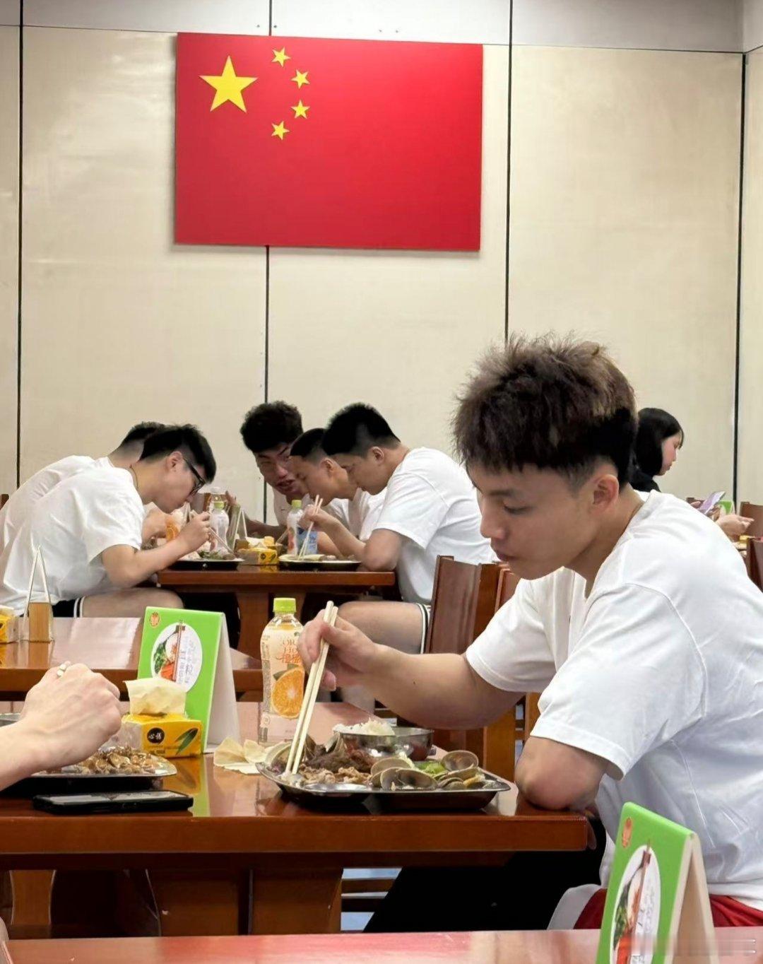 集训开启！又见到国家队队友啦[送花花]胡明轩、徐杰和徐昕加油[努力]！ ​​​