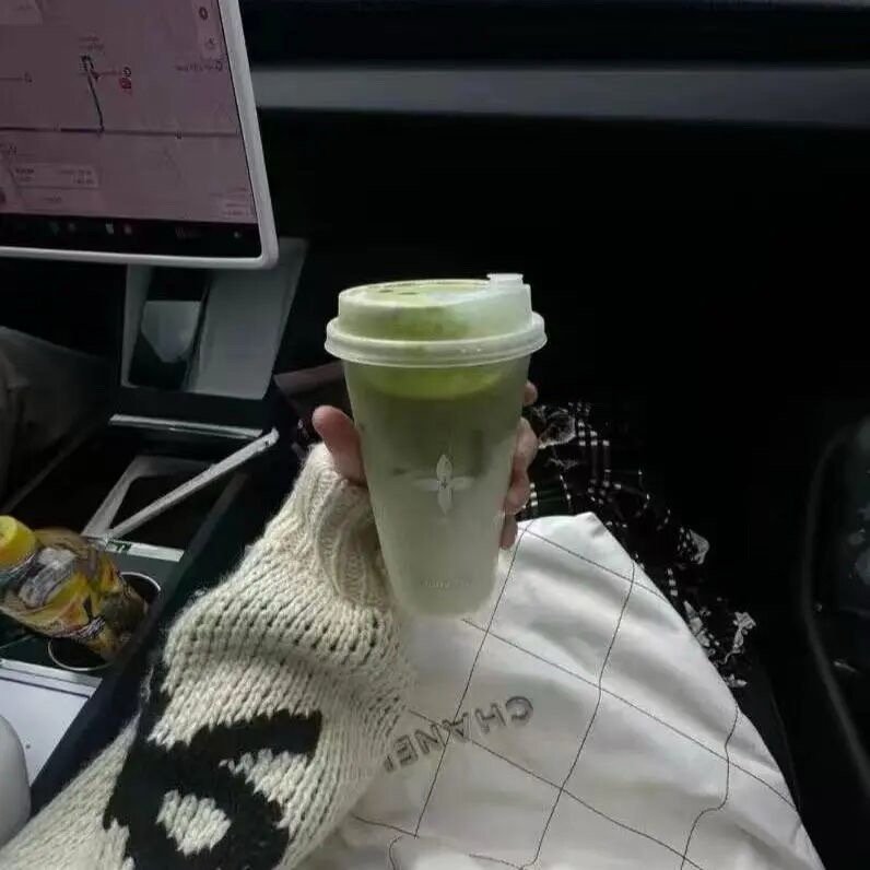 从特别自然的喝你的水，再到蓄谋已久的亲你的嘴。 