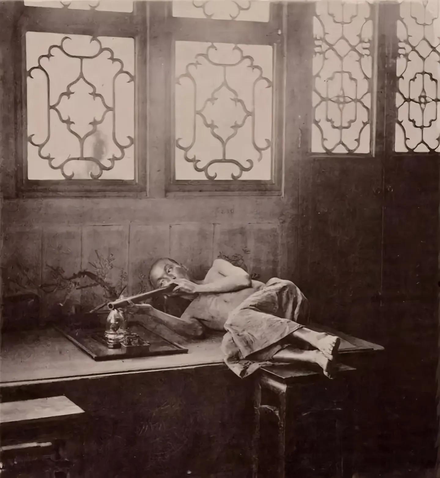 外鬼:你们不跪，就给我躺着，反正不能站着内鬼:人不为己天诛地灭，什么大公无私都起