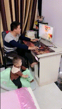 妈妈出差了，一个人带爸爸实在是太累了，还好给他个游戏机就不闹腾了