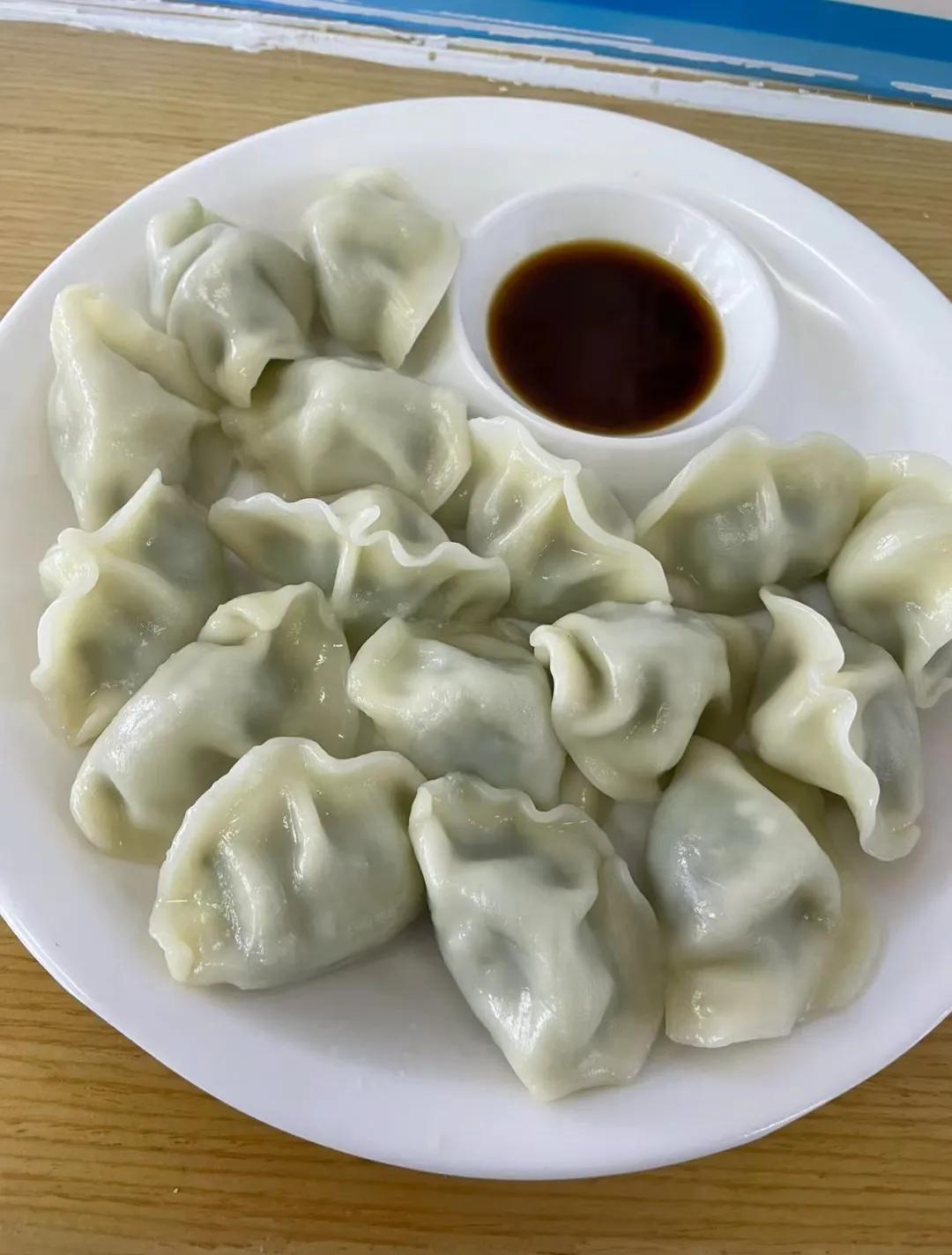 全班没有一个人答对，把老师气哭了，一碗饺子15个，先吃7个，再吃7个，问:一个吃