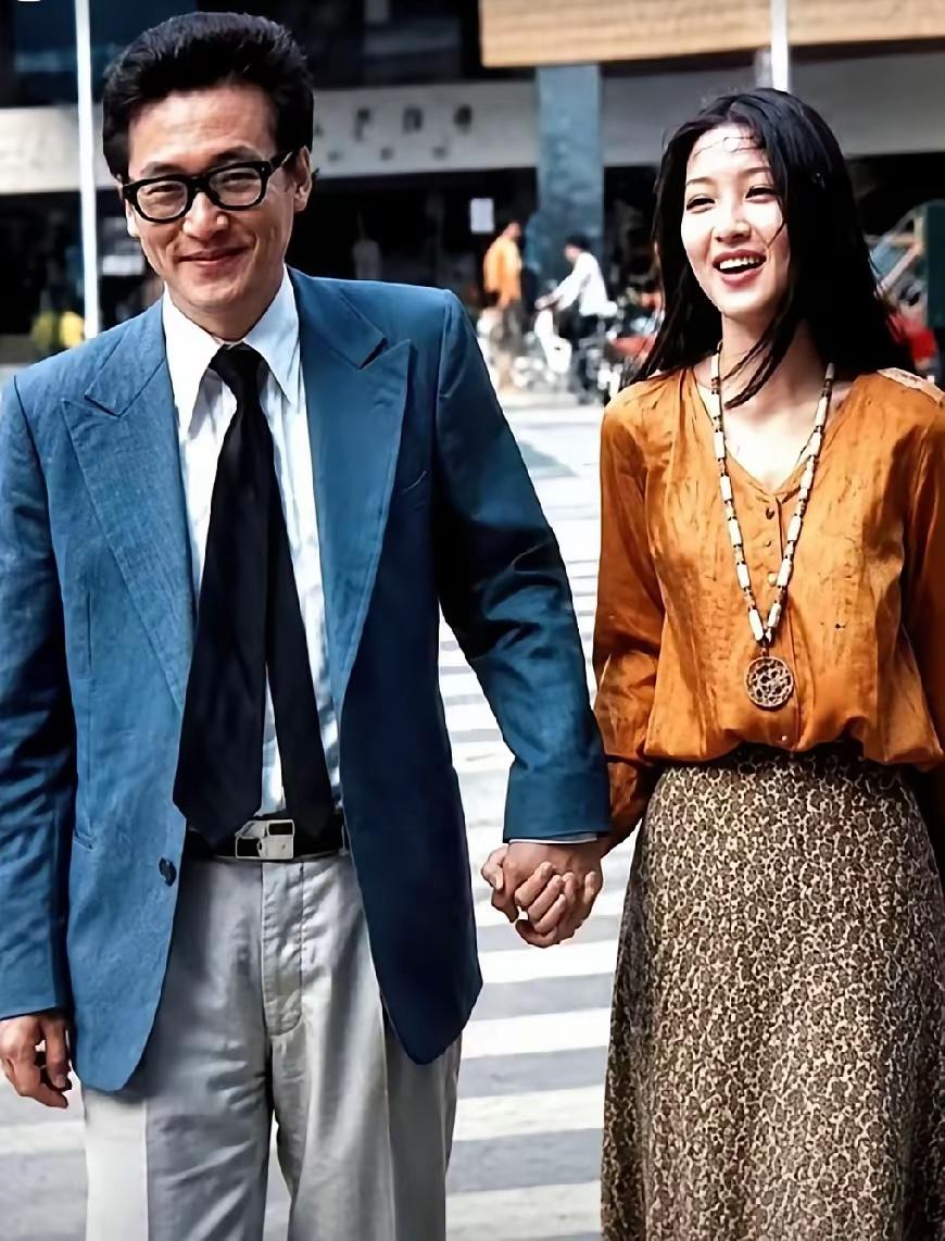 1979年，热恋中的李敖牵着胡因梦走在台北街头的一幕，两人脸上都洋溢的笑容，沉溺