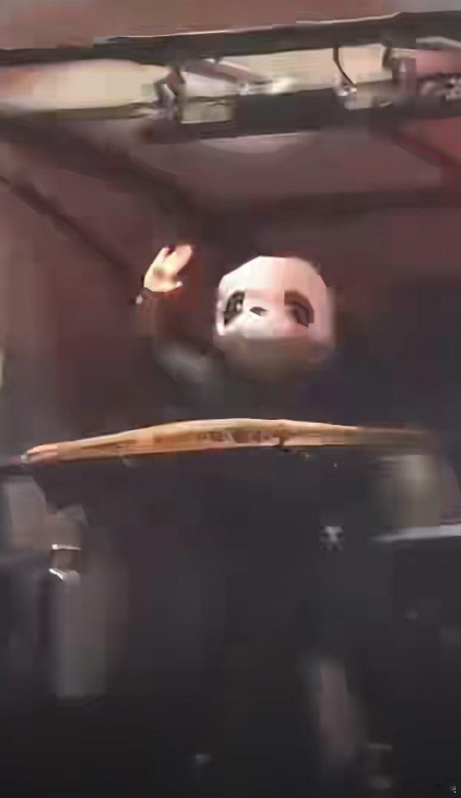 跟周深上班久了会被同化 周深团队的脑洞太离谱！成都演唱会三星堆弹吉他、熊猫蹦迪直