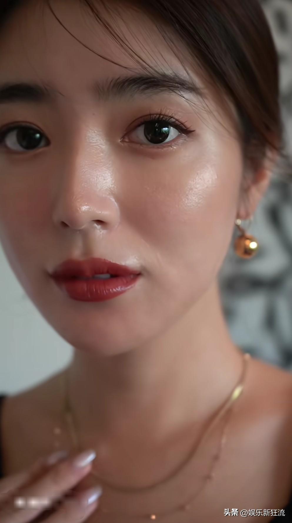 日系女神永濑莉子，很有气质的御姐，没有想象中的那么白，但是五官标致，就是脸上怎么
