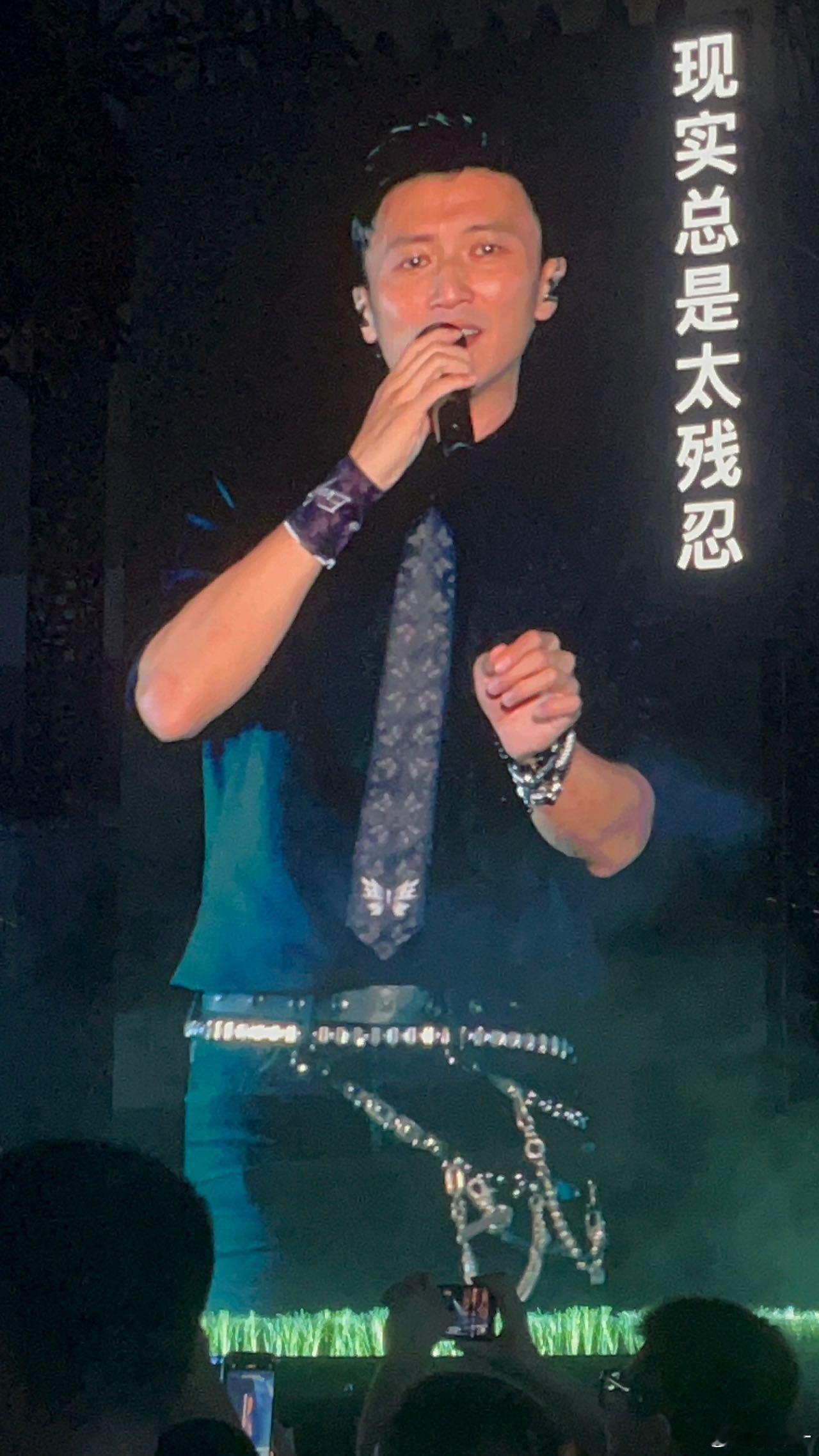 谢霆锋领带上有只白蝴蝶黑衣墨镜配合白蝴蝶点缀，干净到极致反而最有力量。整场不换衣