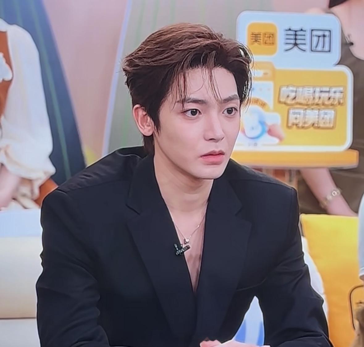 开麦问美团吃喝玩乐都安排谁能拒绝颜值唱功双在线的侯明昊！直接拿下小组第一太亮眼啦