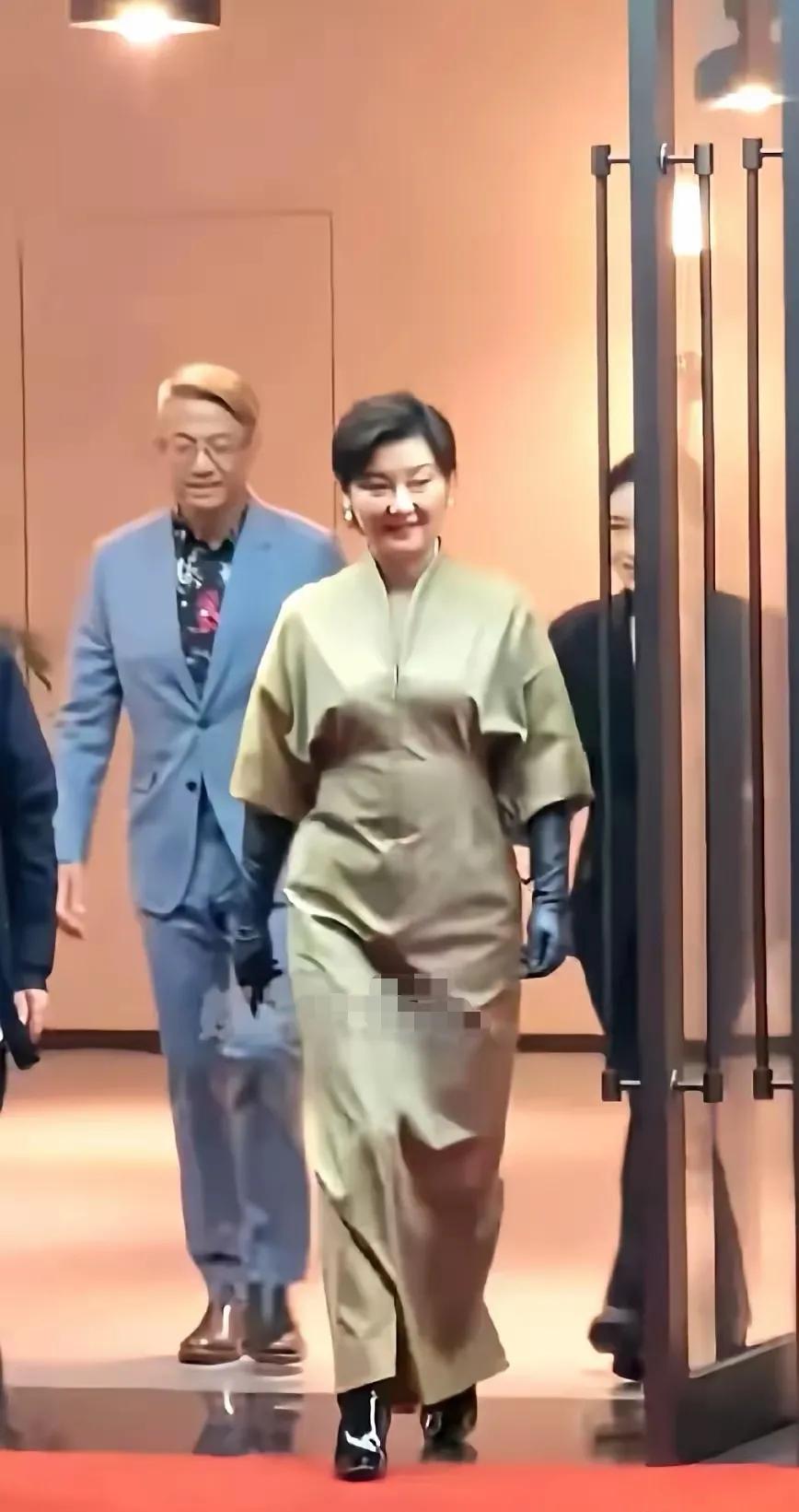 徐帆的服装太特别了，但是这个服装穿上和脱下是不是很费事啊？为啥还要带皮手套穿水靴