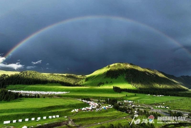 一道彩虹宛如绚丽的绸带悬挂在尼勒克县唐布拉草原上空。夏季是新疆草原最美的时节，漫