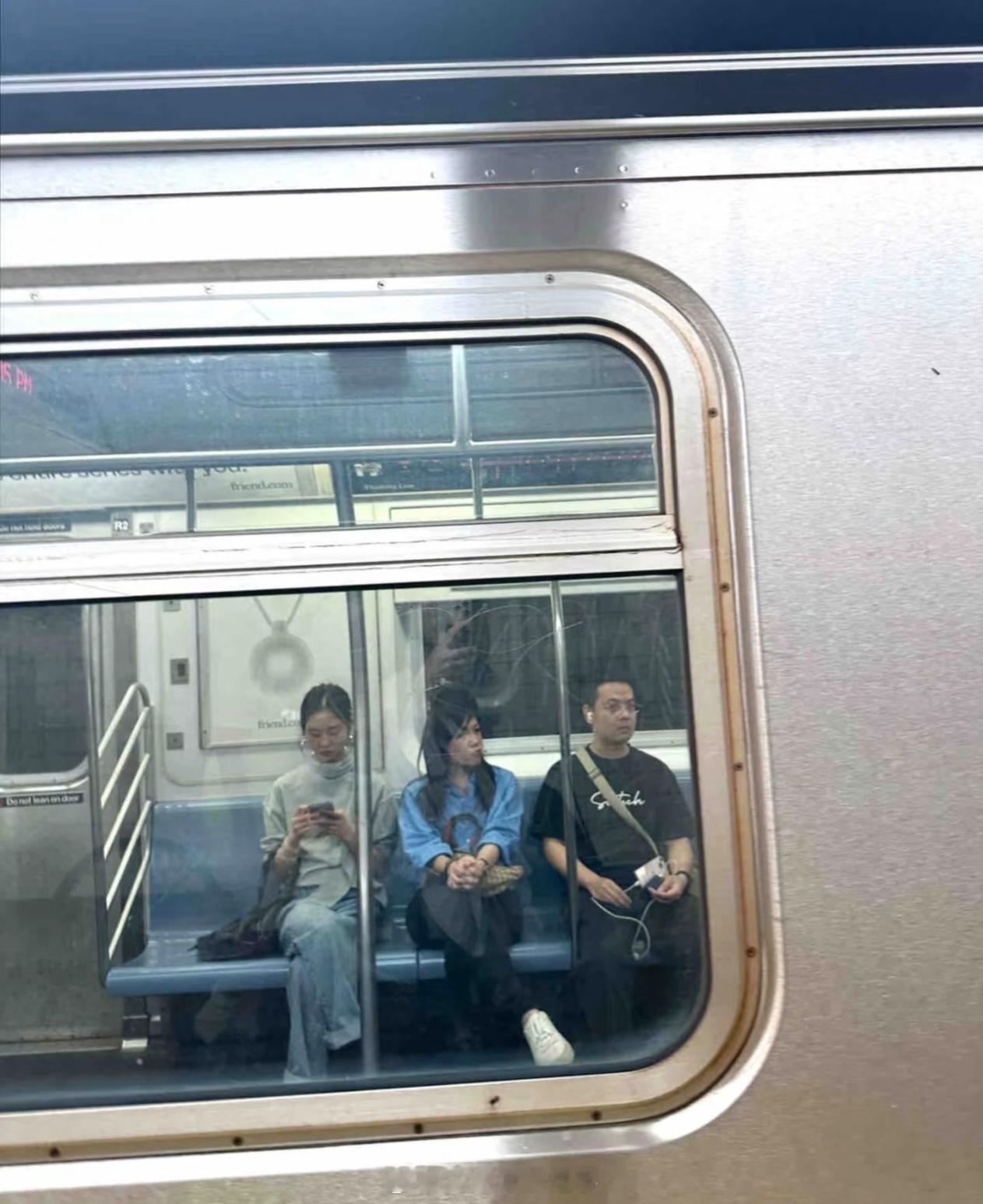 纽约地铁偶遇了黄多多黄多多去上学了  气质美女，爱了 ​​​