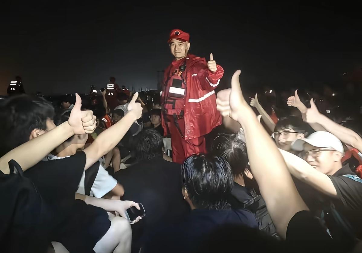看到一张照片，认为拍的很不错，适合分享。

一抹救援红划破暗夜，成为风雨中最令人