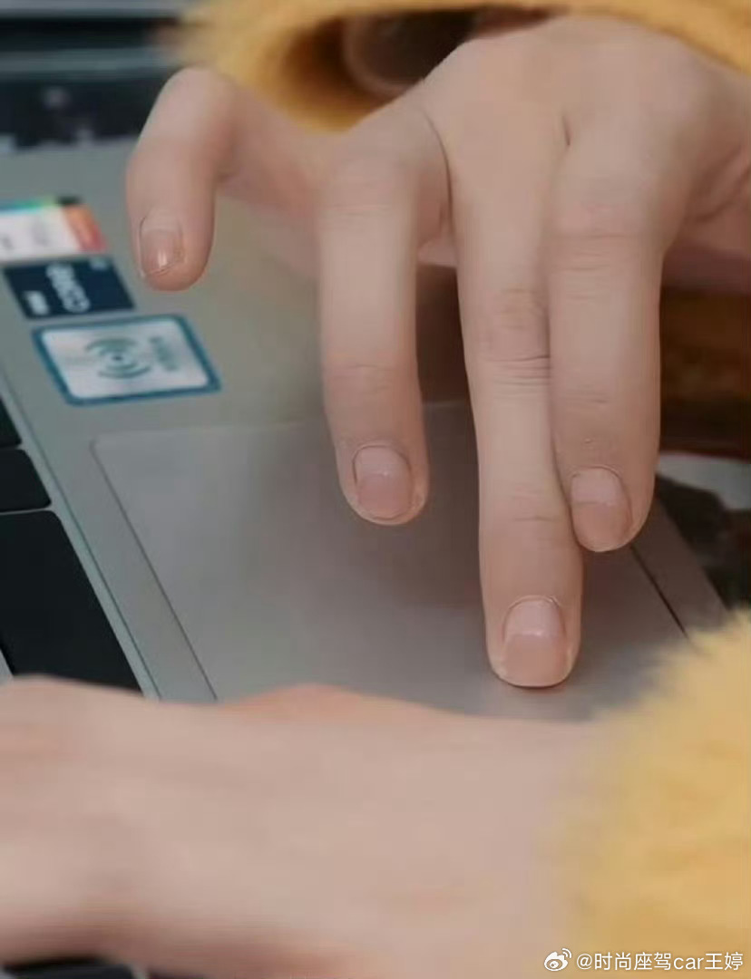 从指甲看主角是真穷这应该是忙的没时间做指甲吧做美甲的姑娘们都懂，穷的谁还做美甲呢