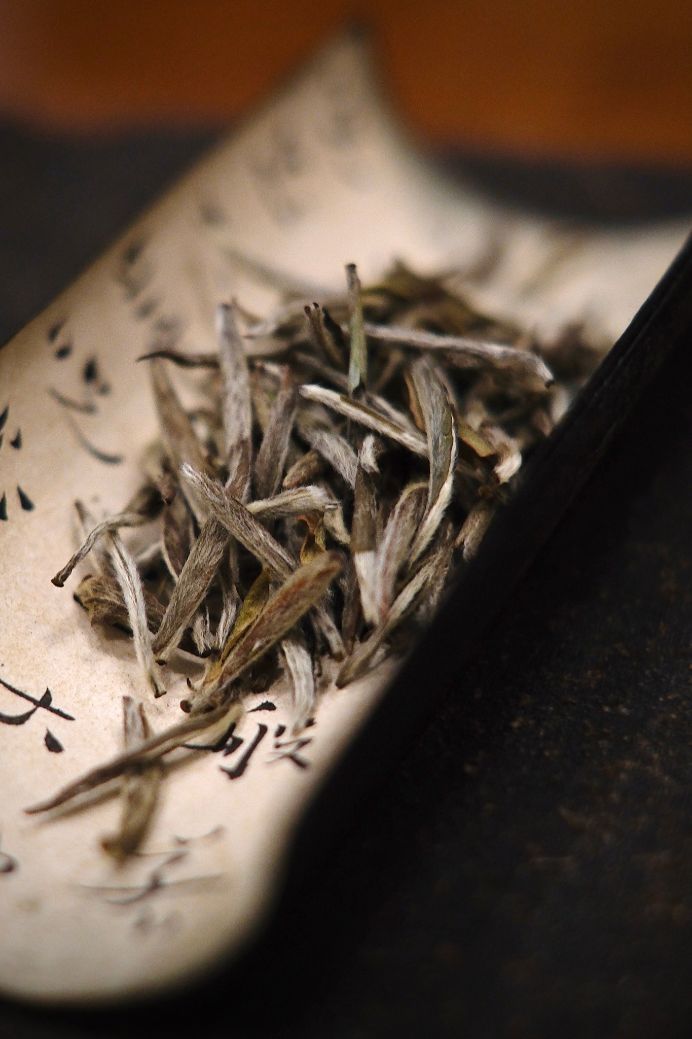 周五的快乐，是双倍的。一半来自即将到来的周末，一半来自此刻手中的茶香。不想未来，