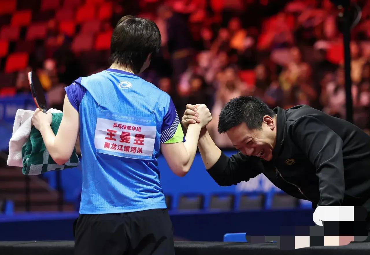 大家发现没！

这次全运会，王曼昱背后的男人才是大赢家啊！他不是别人，就是陪伴了