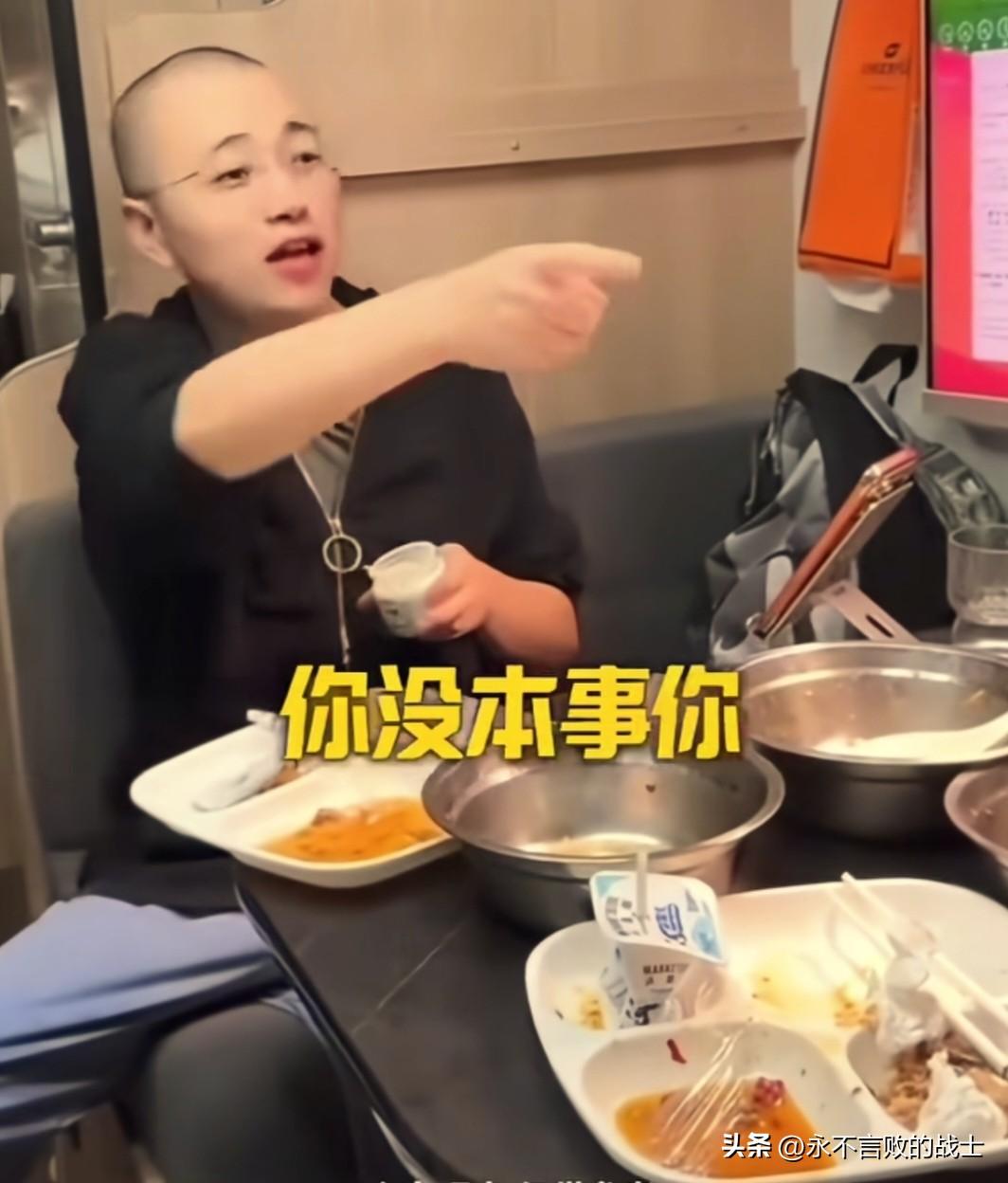 父亲带儿子外出吃饭，父亲对儿子说，想当初，你妈妈一个人到上海去打拼，太辛苦了。