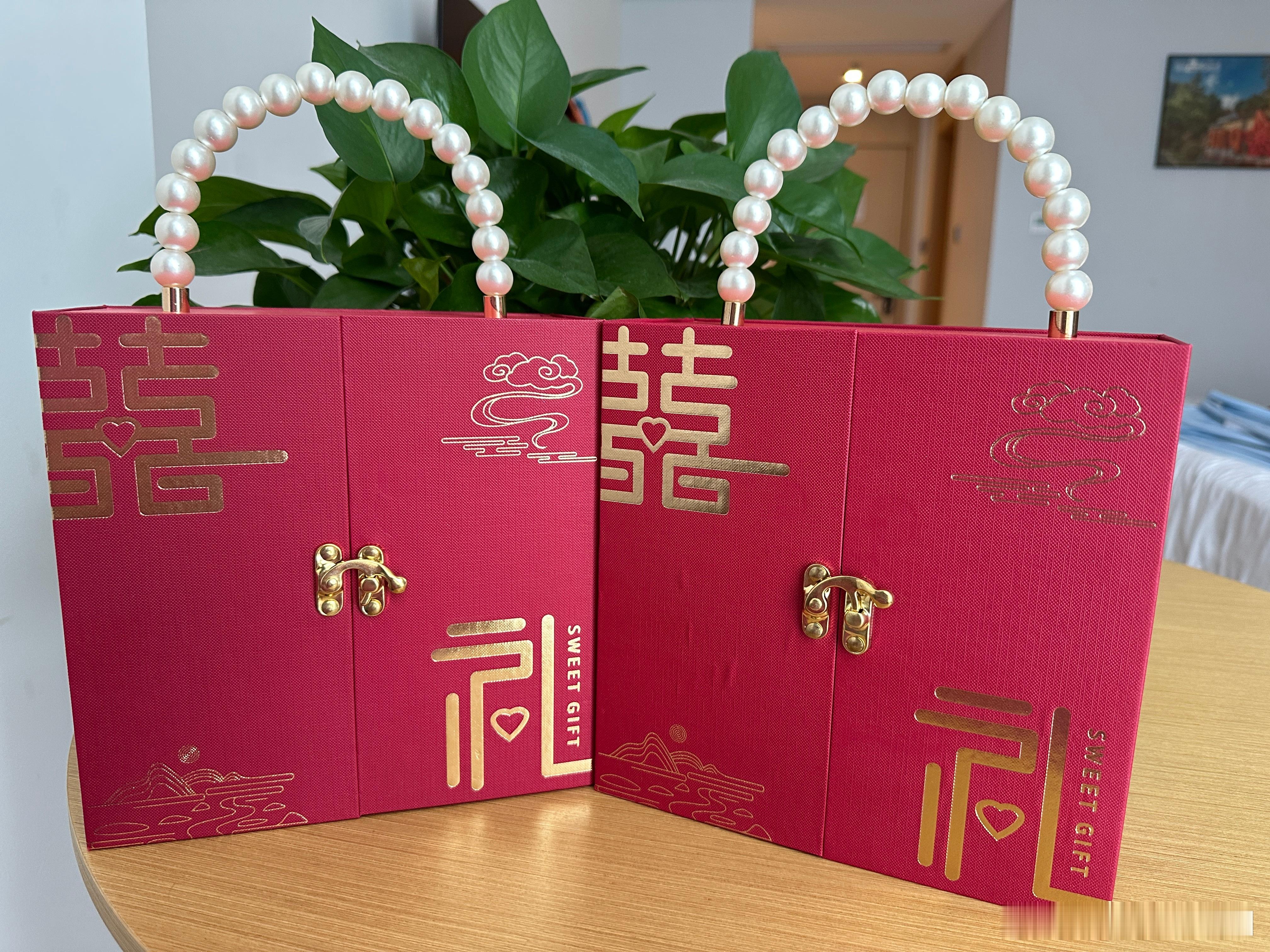 谢谢爱什么的小章送的领证礼物🎁[酷]​​​