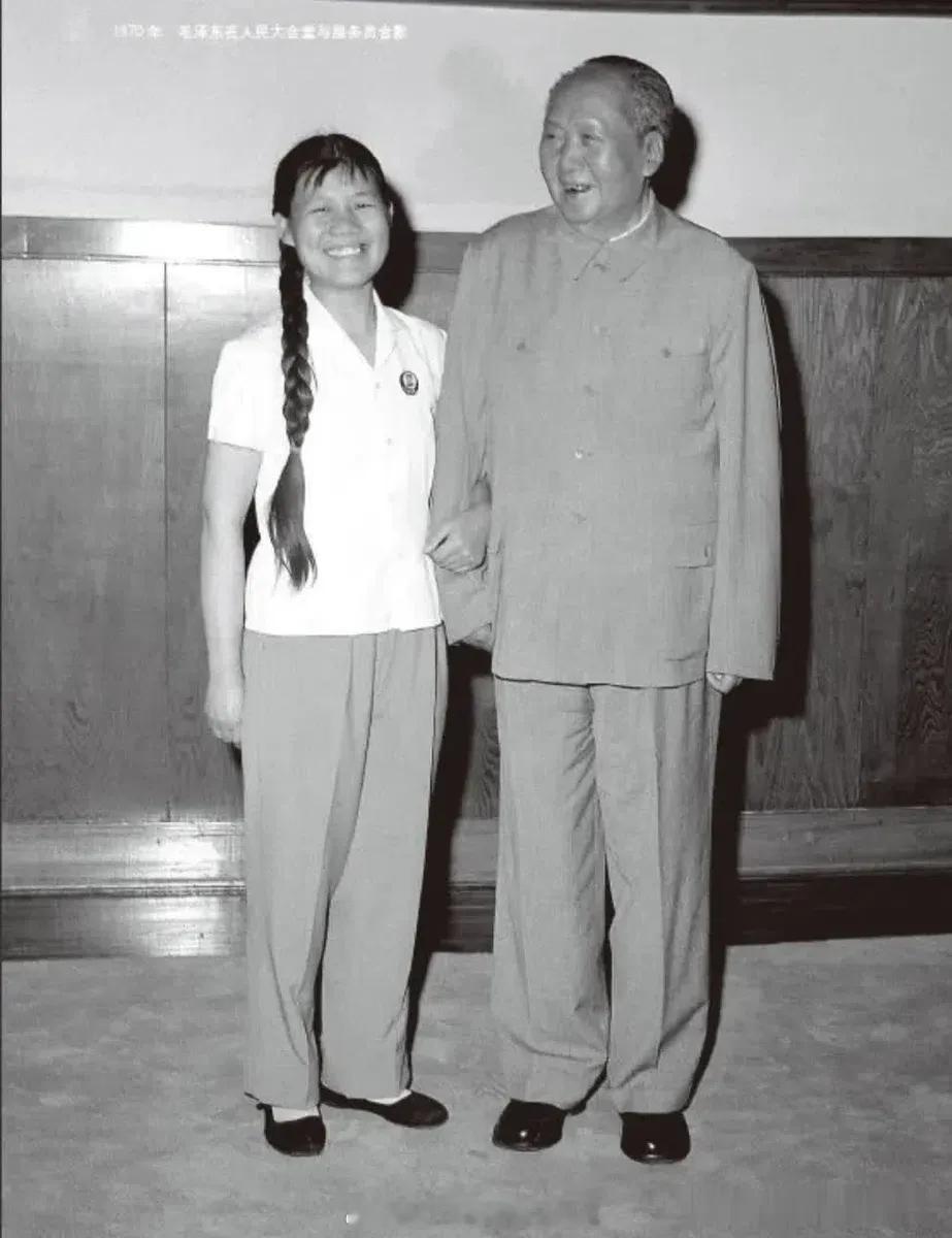 1970年5月，毛主席在人民大会堂迎接了来华访问的越南党政领导人，会晤结束后，毛