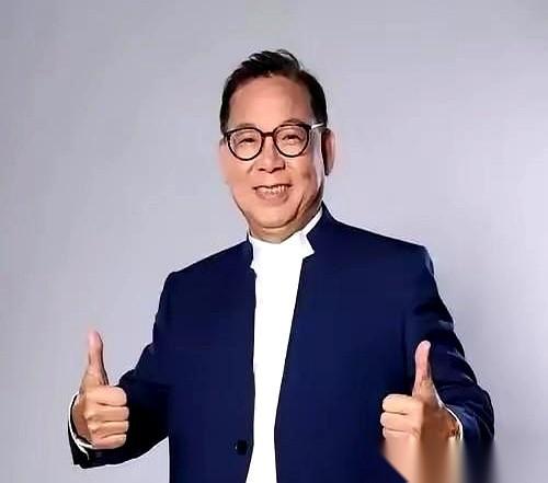 “你完了。” 香港乐坛把他除名，饭碗砸了，歌唱生涯判了死刑。
他这边刚把电子厂的