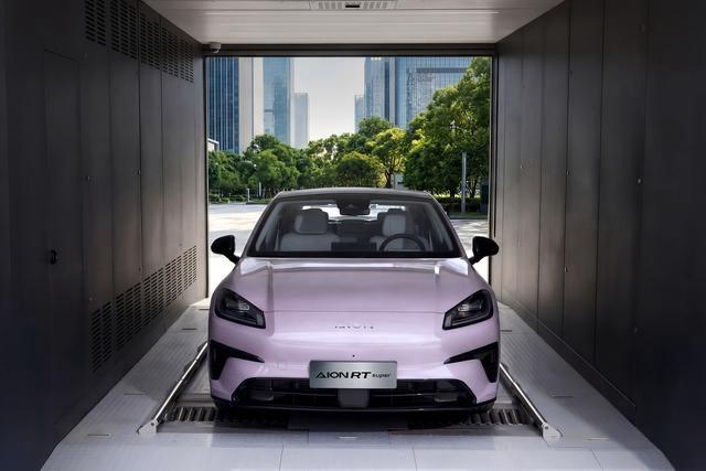 当前市面见到宁德时代巧克力换电站比较少，不过Aion rt super和宁德时代