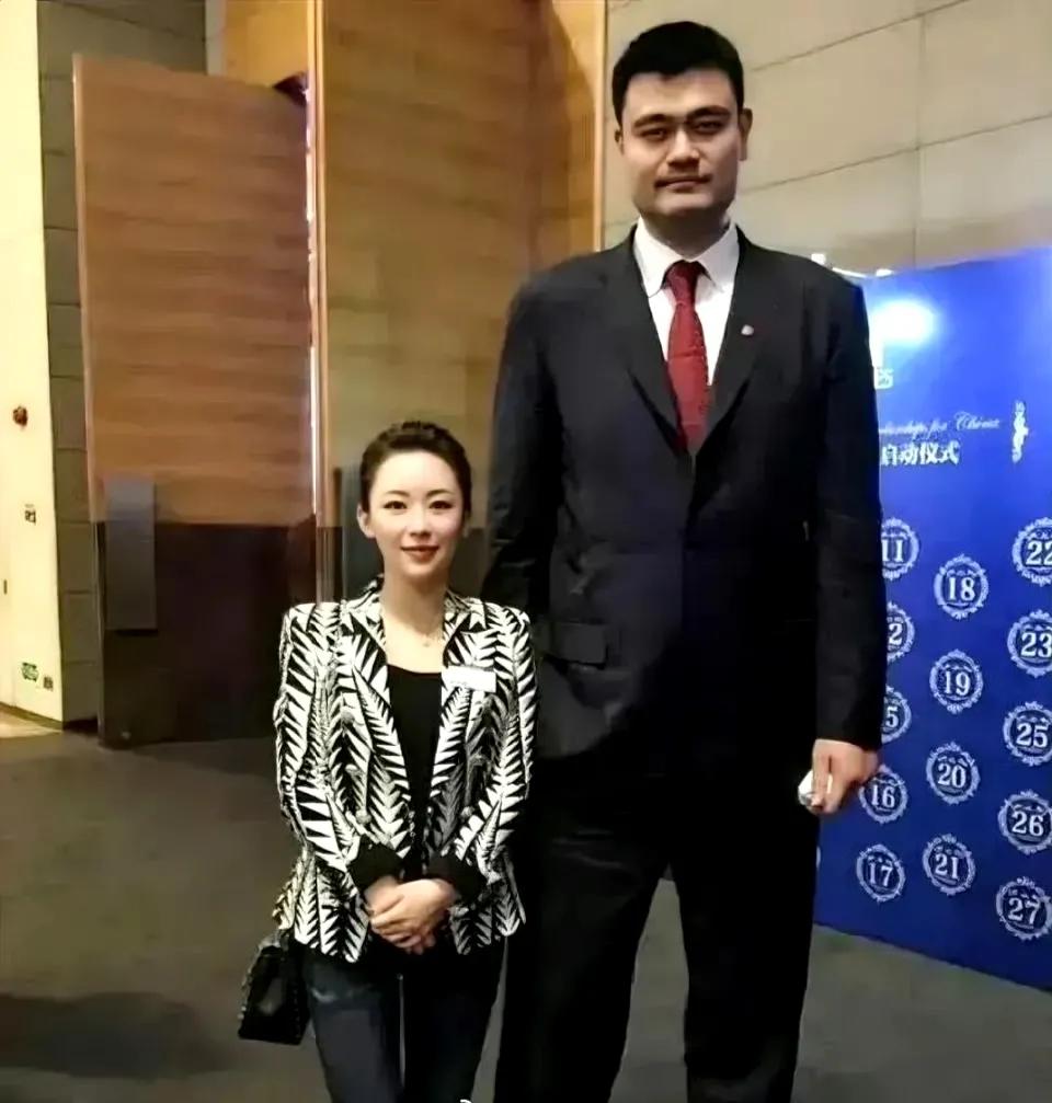 两个各自领域的王者，
潘晓婷和姚明的珍贵合影。