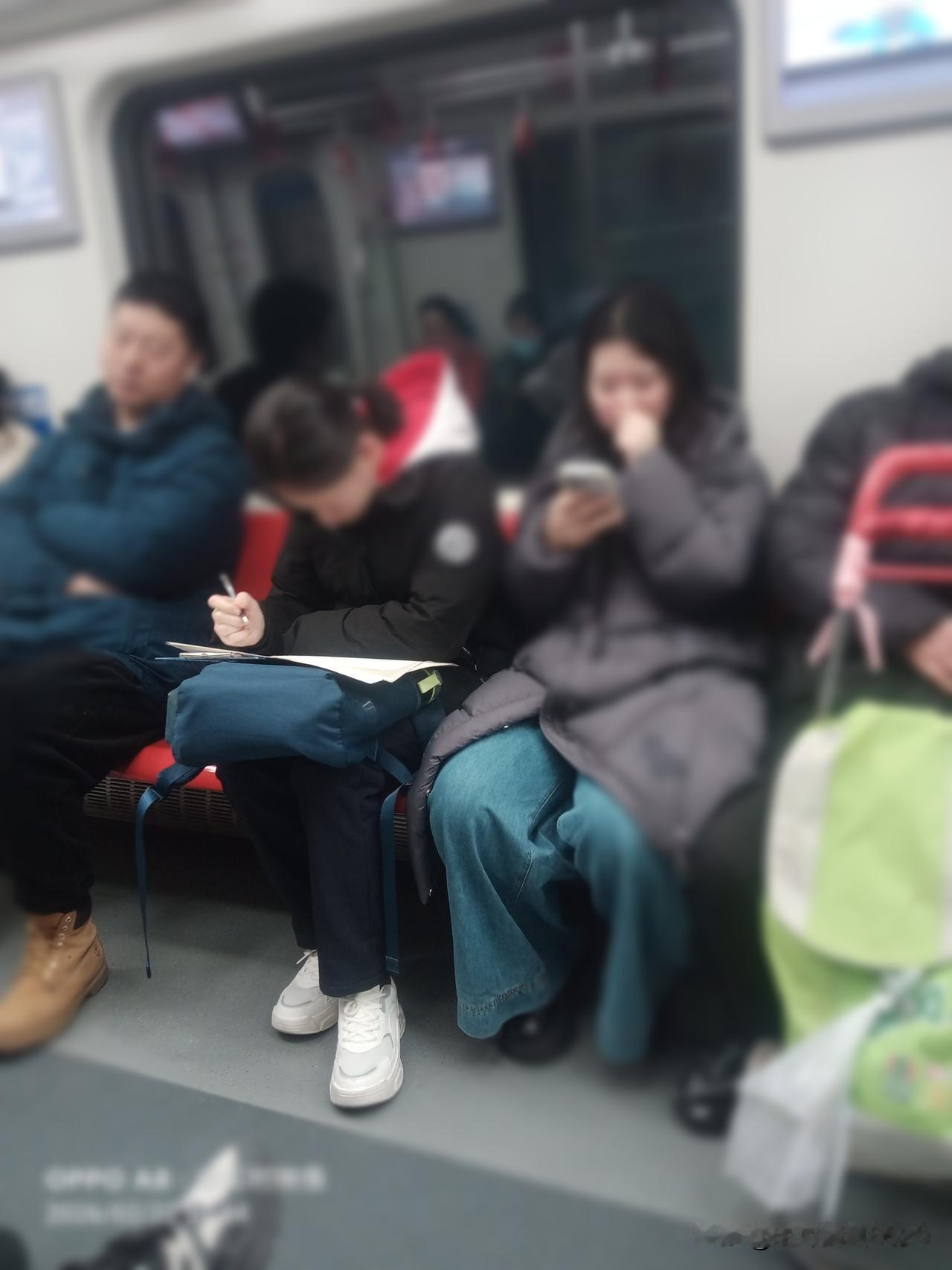 初六地铁站

今天是大年初六，早上去上班，看到好多学生已经开始上学了，不会开学这