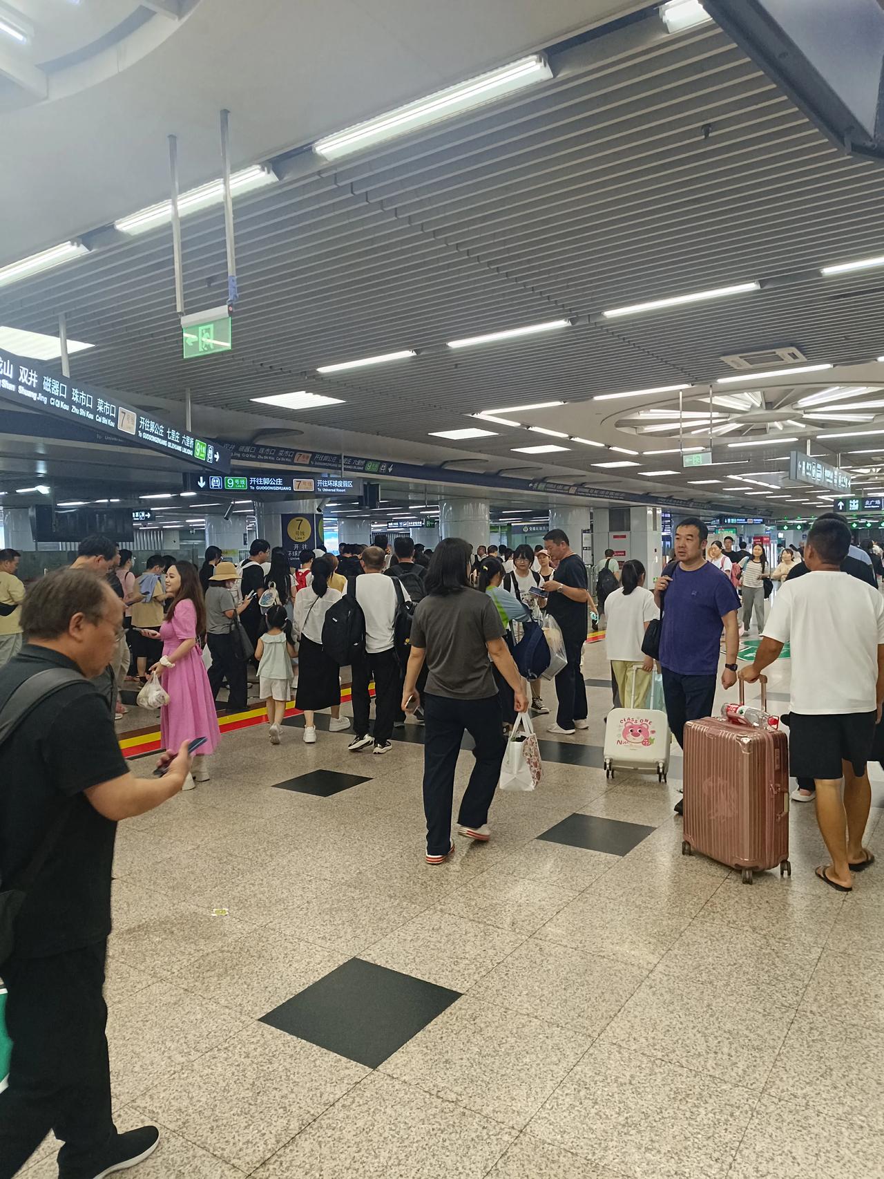 真的是暑假原因啊，火车站，地铁站人真的是太多了啊，来旅游的人真的是太多了啊，大家