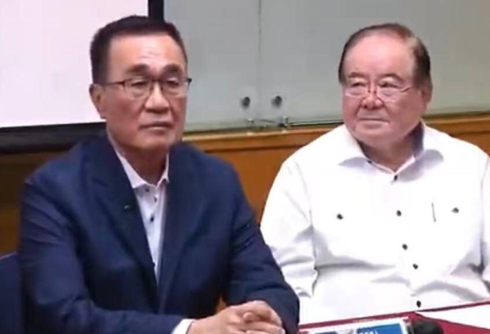 蓝白合成功，李四川代表蓝白参选新北市长，黄国昌退场。

今天（28日），新北市长