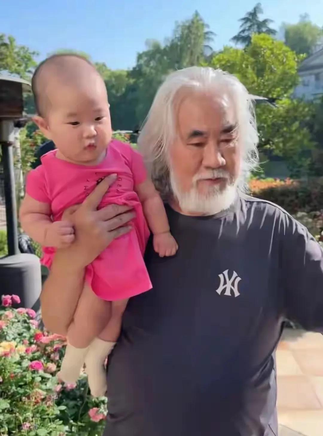 天呀！张纪中一个70多岁的男人，右手抱着女儿，左手在浇花，这体力真是没谁了……